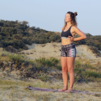 Sara doet een Check-in Meditatie op het strand